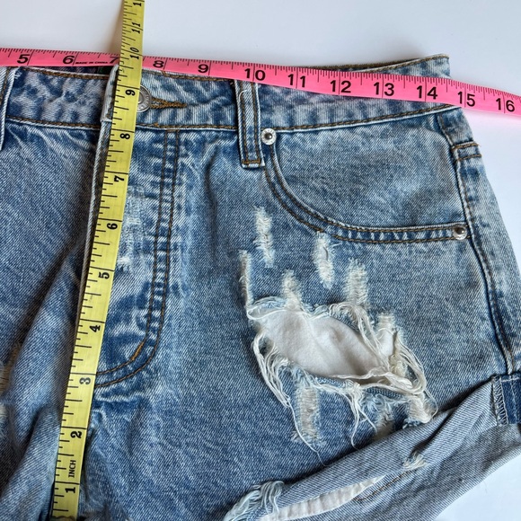 Signature Eight Distressed Button Fly Jean Shorts Women’s Size Medium - Picture 6 of 9